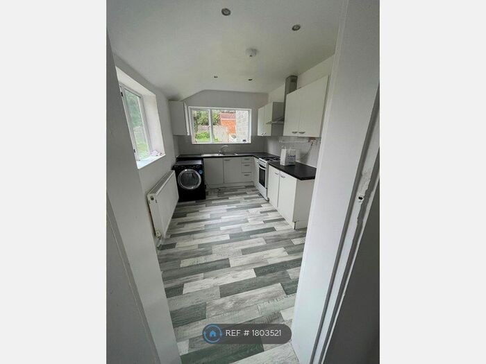 2 Bedroom Semi-Detached House To Rent In St. Winifreds Avenue, Luton, LU3