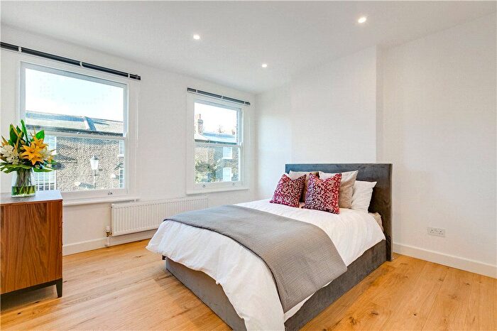 2 Bedroom Flat To Rent In Kenway Road, Earls Court, London, SW5