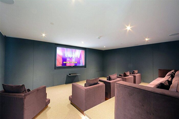 1 Bedroom Flat To Rent In Southwark Bridge Road, Elephant And Castle, London, SE1