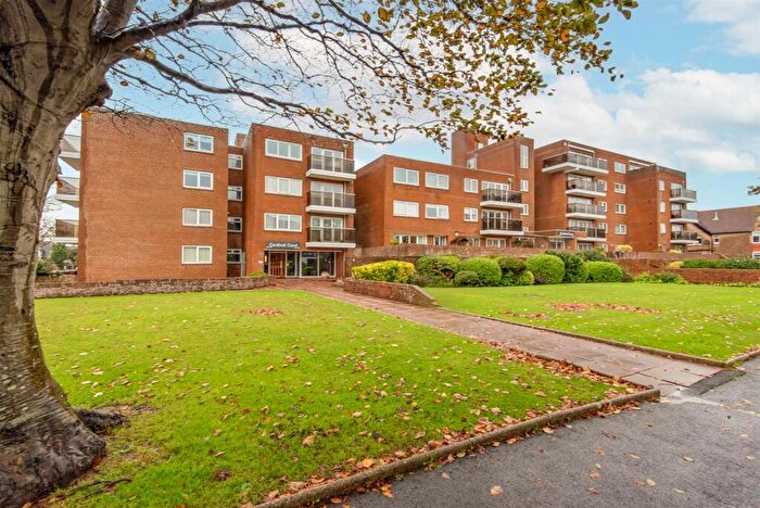 2 Bedroom Flat For Sale In Grand Avenue, Worthing, BN11