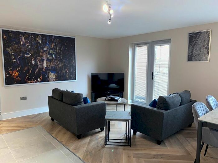 2 Bedroom Flat To Rent In Stratford Road, Solihull, B90