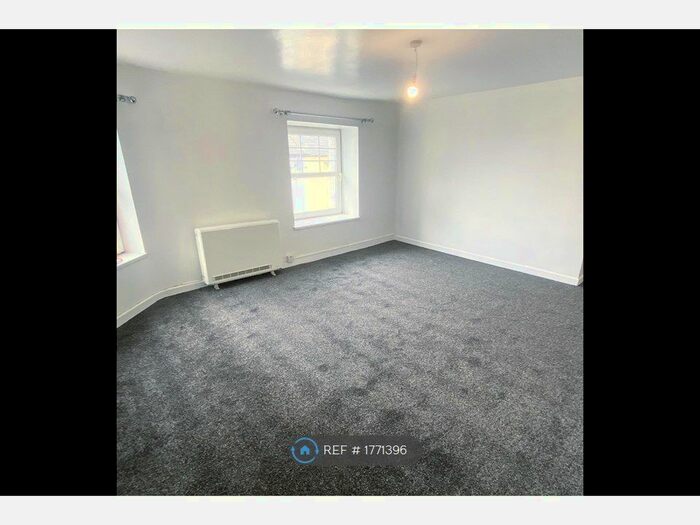 1 Bedroom Flat To Rent In Queen Street, Pembroke Dock, SA72