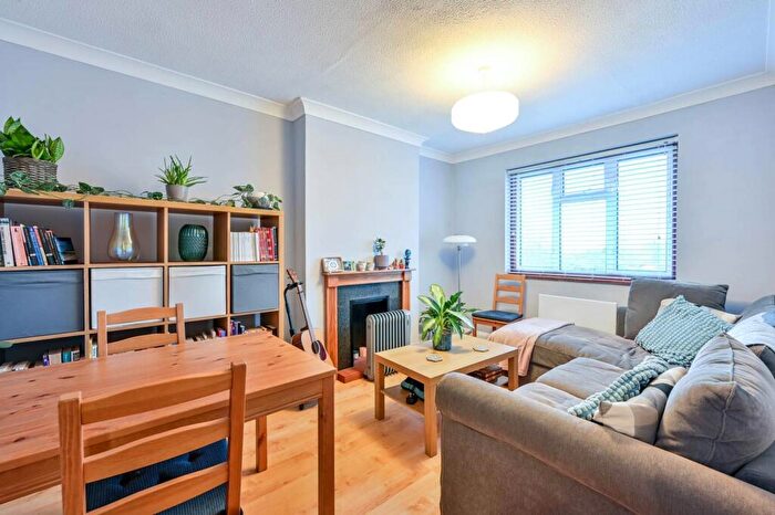 2 Bedroom Flat For Sale In The Broadway, New Haw, Addlestone, KT15