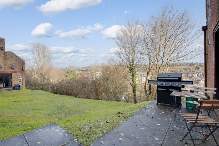 2 Bedroom Flat For Sale In Gandon Vale, High Wycombe, HP13