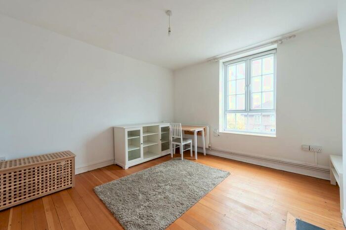 1 Bedroom Flat To Rent In Dog Kennel Hill Estate, East Dulwich, London, SE22