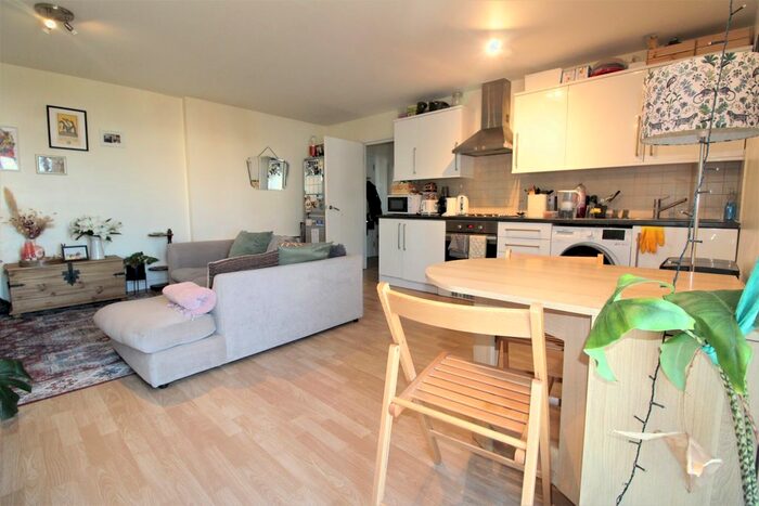 2 Bedroom Flat To Rent In Mimms Hall Road, Potters Bar, EN6