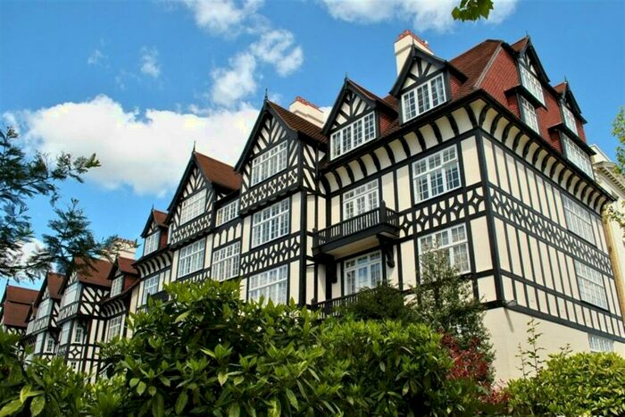 3 Bedroom Flat To Rent In Bedroom Property In Northwick Terrace, London, NW8