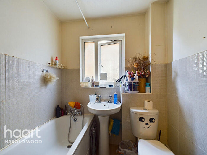 1 Bedroom Semi-Detached House For Sale In Juniper Way, Romford, RM3