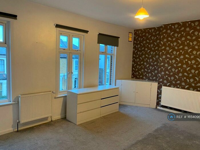 2 Bedroom Flat To Rent In Thurlestone Road, West Norwood, London, SE27