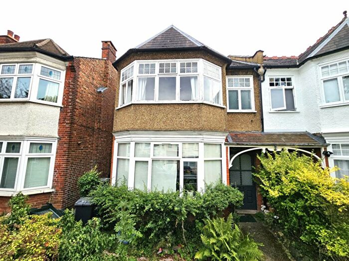 2 Bedroom Apartment To Rent In Grove Avenue, London, N3