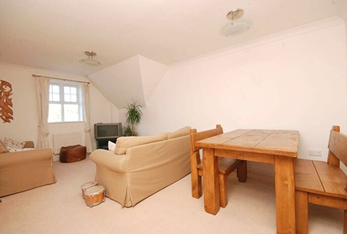 2 Bedroom Flat To Rent In Claremont Avenue, Woking, GU22