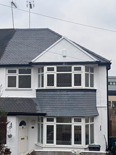 3 Bedroom Semi-Detached House To Rent In Cardrew Avenue, London, N12