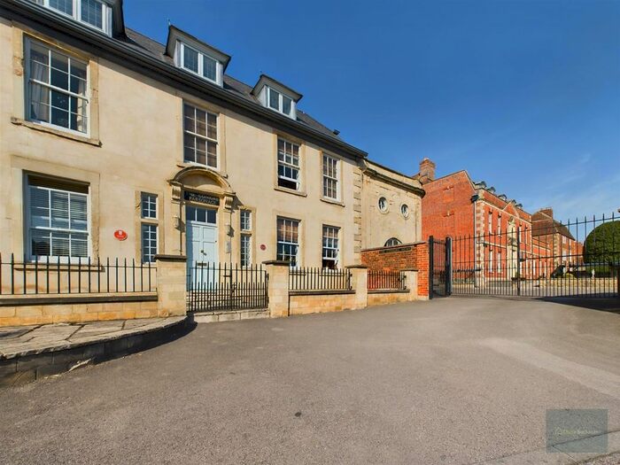 2 Bedroom Flat To Rent In Conigre, Trowbridge, BA14