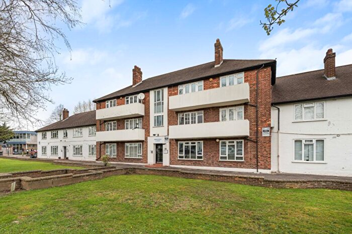 2 Bedroom Apartment For Sale In The Ridgeway, Stanmore, HA7