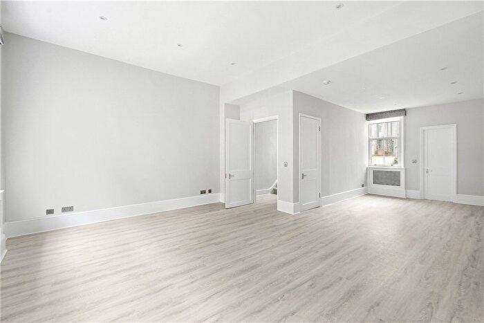 3 Bedroom Flat To Rent In Museum Street, Bloomsbury, London, WC1A