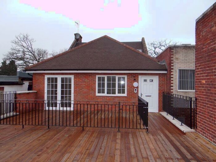 2 Bedroom Flat To Rent In Woodside Close, Amersham, HP6