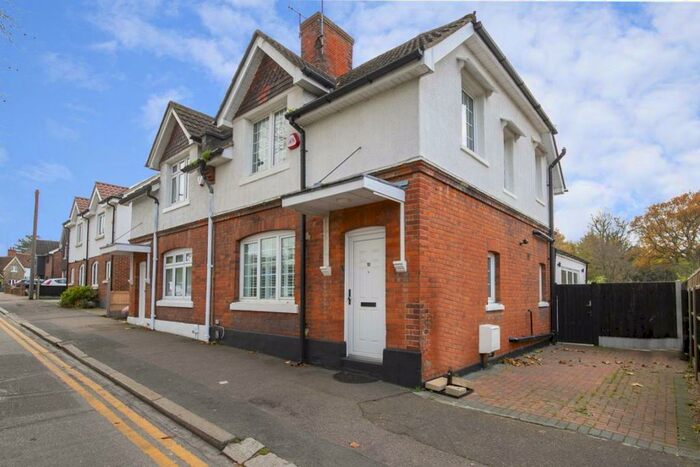 3 Bedroom Semi-Detached House To Rent In Chigwell, IG7