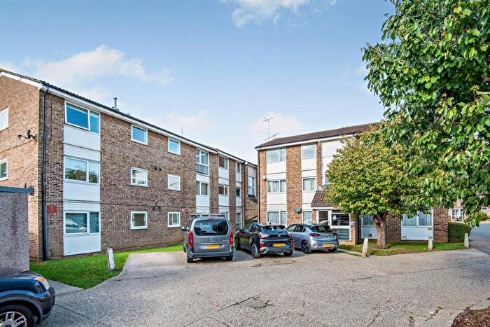 2 Bedroom Apartment For Sale In Foxglove Way, Chelmsford, CM1