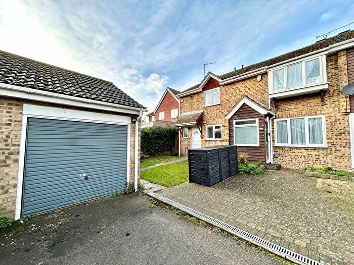 3 Bedroom End Of Terrace House For Sale In Halleys Way, Houghton Regis, LU5