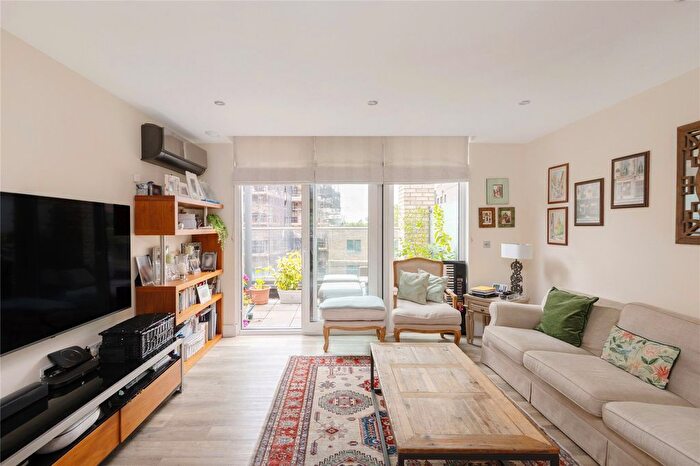 3 Bedroom Flat To Rent In Hyde Lane, Battersea, SW11
