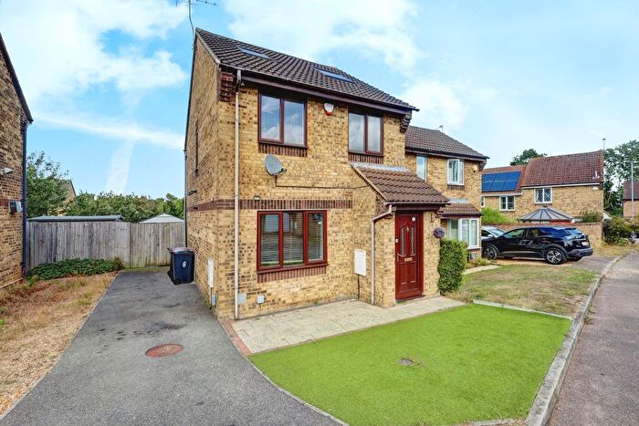 3 Bedroom Semi-detached House For Sale In Quernstone Lane, Northampton, Northamptonshire, NN4