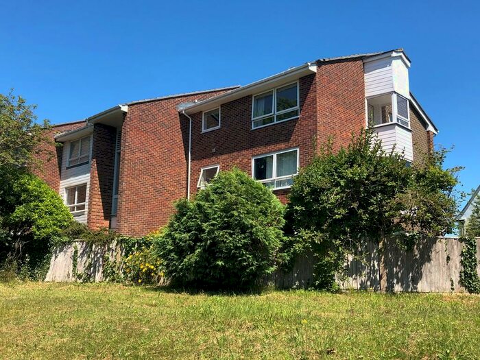 2 Bedroom Flat To Rent In Church Street, Littlehampton, BN17