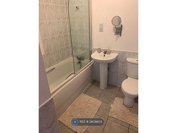 2 Bedroom Flat To Rent In Carr Mills, Leeds, LS7