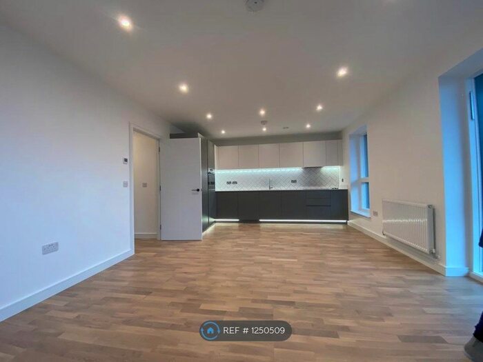 2 Bedroom Flat To Rent In Greenleaf Walk, Southall UB1