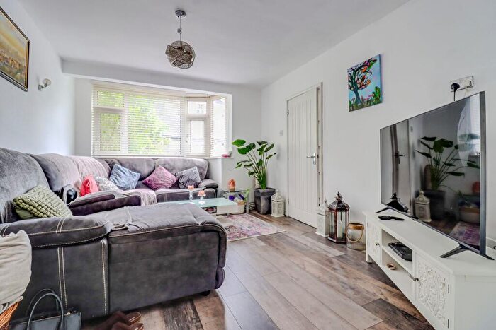 3 Bedroom Semi-Detached House For Sale In Glenfield Road, Leicester, LE3