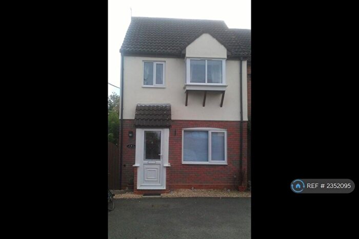 3 Bedroom End Of Terrace House To Rent In Willow Close, Alcester, B49
