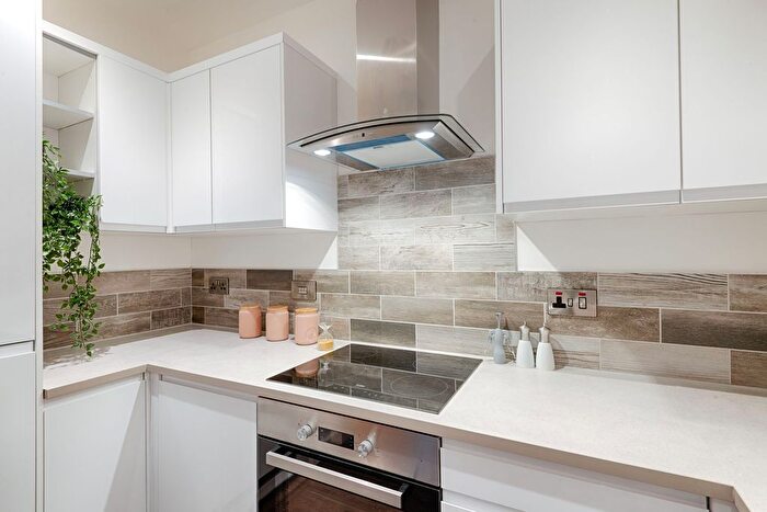 2 Bedroom Flat To Rent In Oldham Road, Manchester, M4