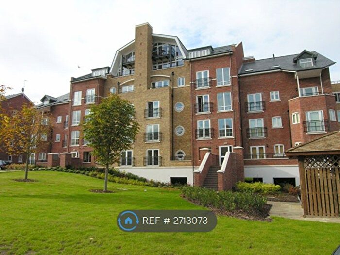 2 Bedroom Flat To Rent In Iliffe Close, Reading, RG1