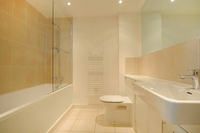 2 Bedroom Flat For Sale In Drift Court, Docklands, London, E16