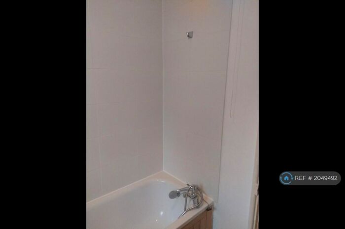 1 Bedroom Flat To Rent In Storksmead Road, Edgware, HA8