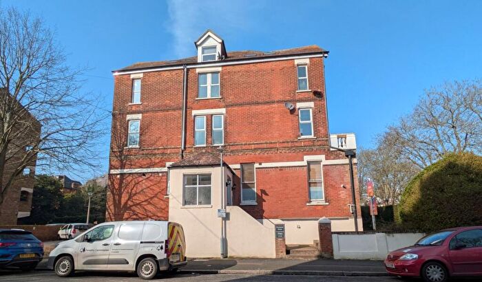3 Bedroom Flat For Sale In Flat Winchester House, - Earls Avenue, Folkestone, Kent, CT20