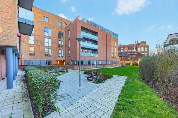 2 Bedroom Flat To Rent In Balham Hill, London SW12
