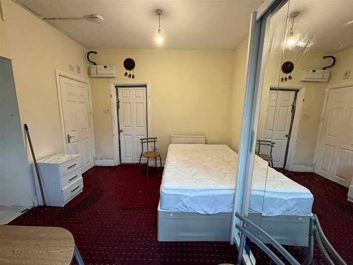 Studio To Rent In Layton Road, Hounslow, TW3