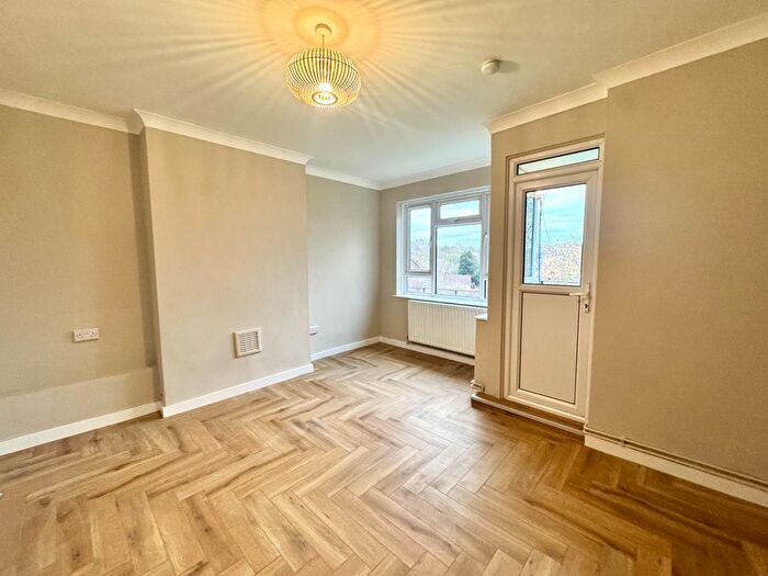 3 Bedroom Flat To Rent In Rideout Street, London, SE18
