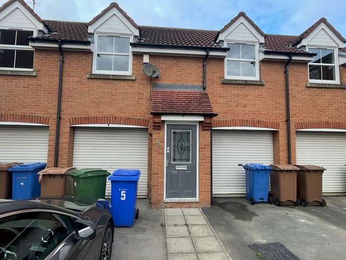 2 Bedroom Flat To Rent In Eastfield Court, Hessle, Yorkshire, HU13