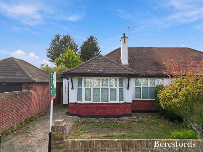 2 Bedroom Bungalow For Sale In Meadow Way, Upminster, RM14
