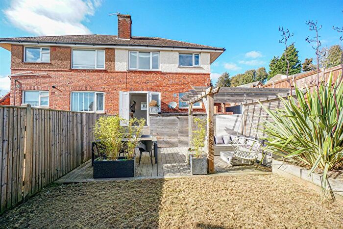2 Bedroom Flat For Sale In Downs Road, Hastings, TN34