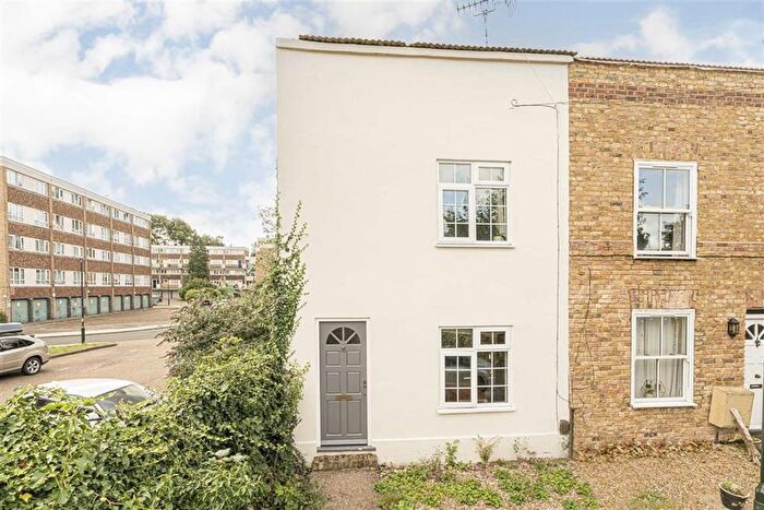 2 Bedroom Property To Rent In School House Lane, Teddington, TW11