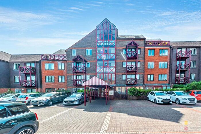 2 Bedroom Apartment For Sale In Flat Mount Place, The Mount, Guildford, Surrey, GU2