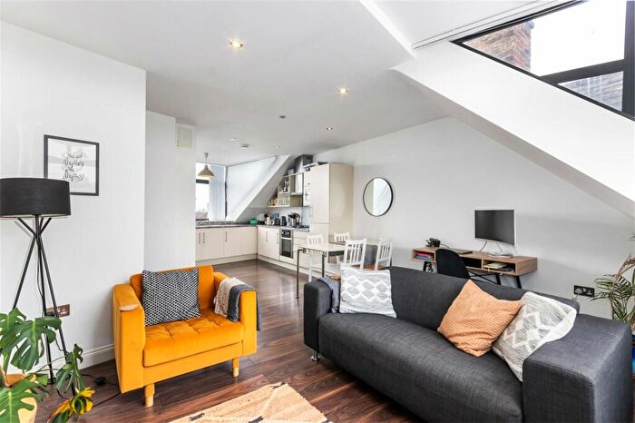 2 Bedroom Apartment To Rent In Balham High Road, London, SW12