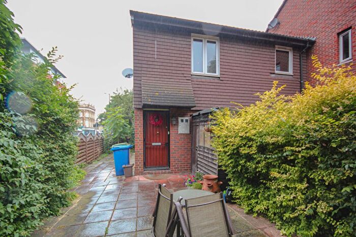 1 Bedroom Flat To Rent In Rotherhithe New Road, London, SE16