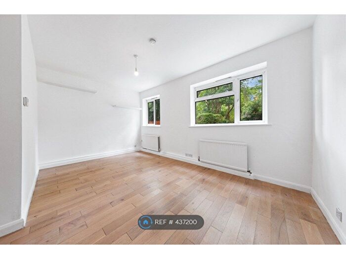 2 Bedroom Flat To Rent In Ridge Court, Southwark, London, SE22