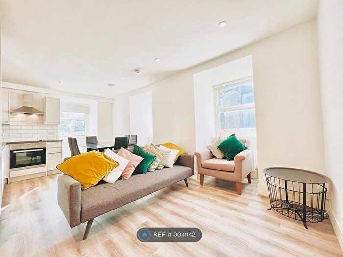 3 Bedroom Flat To Rent In Sidney Road, London, SW9