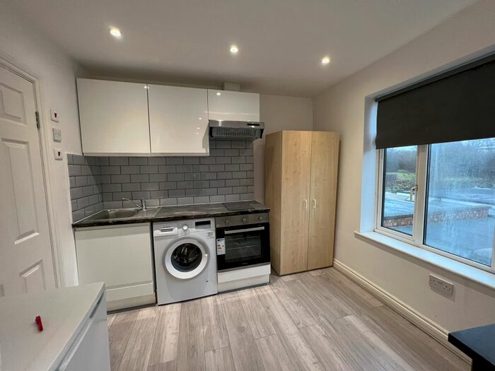 Studio To Rent In Great North Way, London, NW4