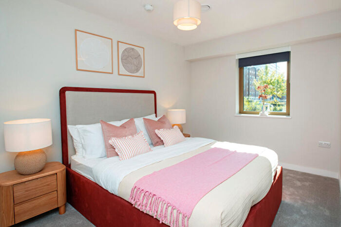 3 Bedroom Apartment To Rent In Emporium House East, Alloway Courtyard, Weldale Street, Reading, RG1