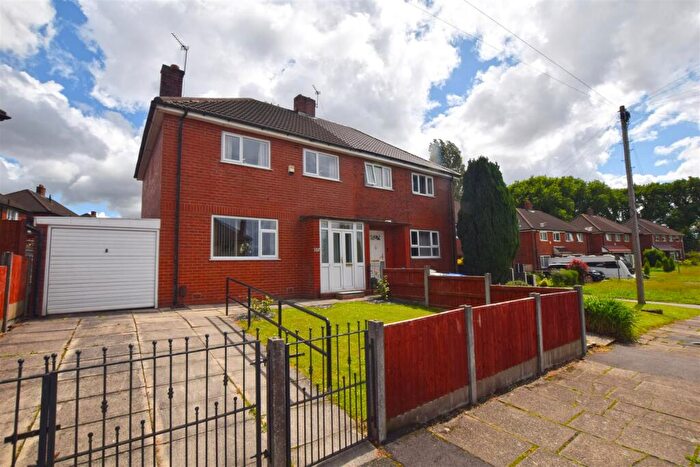 3 Bedroom Semi-Detached House For Sale In Kenyon Lane, Middleton, Manchester, M24